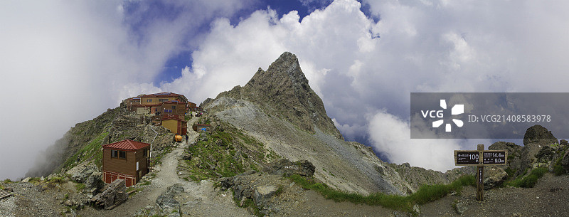 枪岳与山庄图片素材