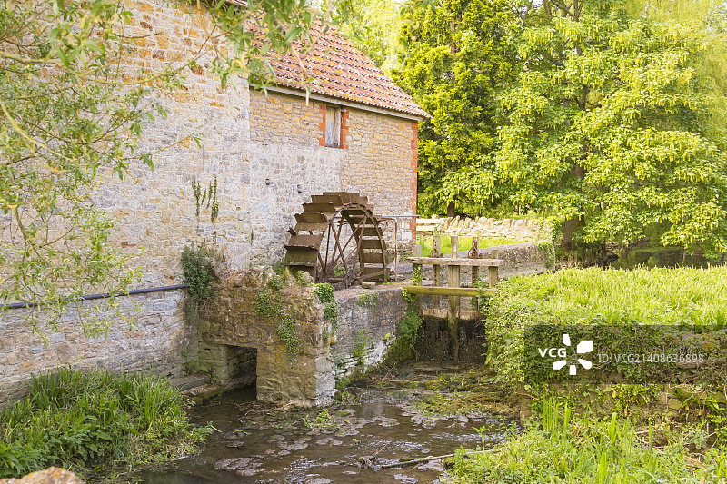 废弃的磨坊图片素材