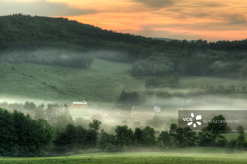 雾蒙蒙的丘陵上的日落图片素材