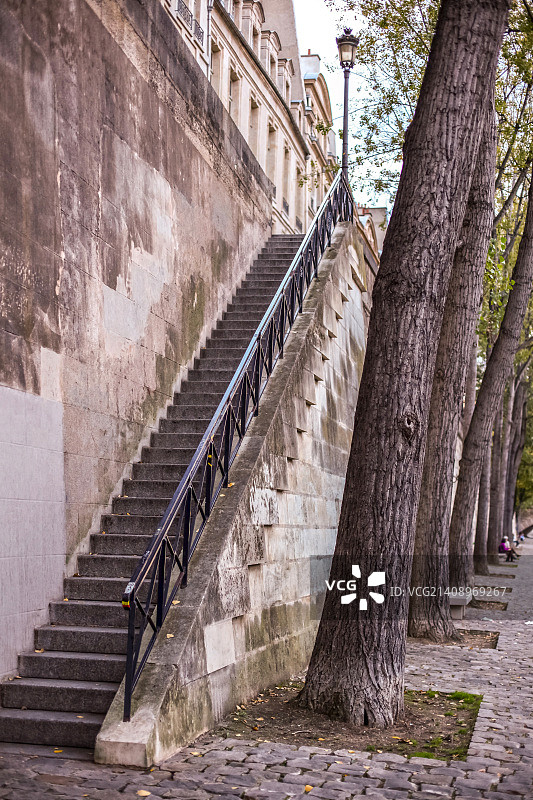 巴黎堤岸和树木旁的陡峭楼梯图片素材