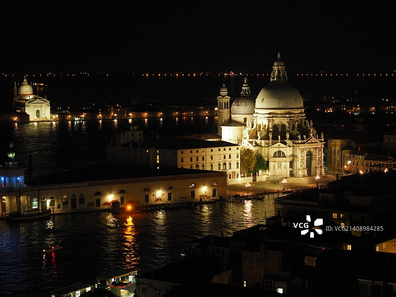 威尼斯夜景：圣玛丽亚·德拉·萨卢特教堂图片素材