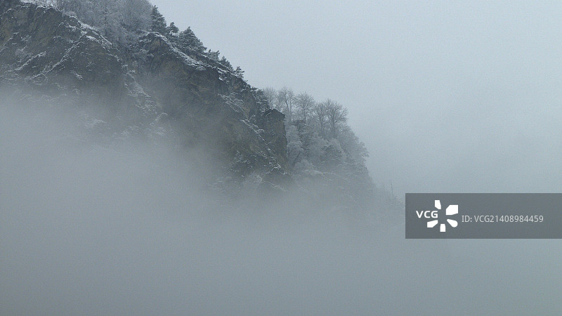 阴天时瑞士阿尔卑斯山的雪和雾图片素材