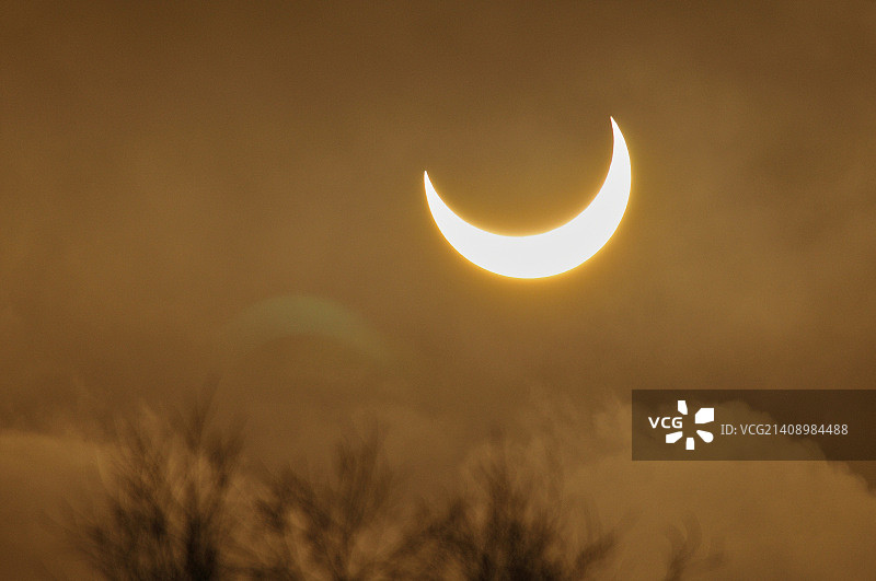 从欧洲（波兰）看到的日偏食图片素材