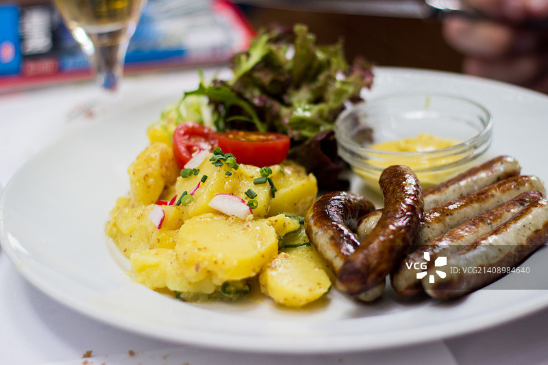 德国香肠和土豆沙拉图片素材