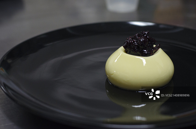 香草玫瑰水奶冻配野莓果酱图片素材