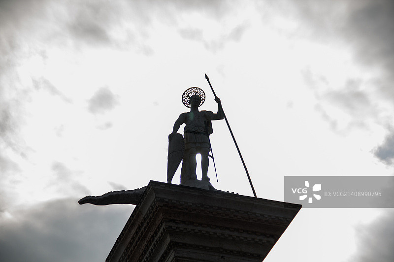 高耸之上图片素材