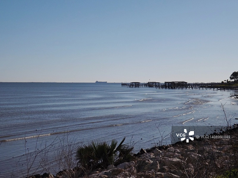 德克萨斯州狄金森湾的海岸线、船只和尾迹图片素材