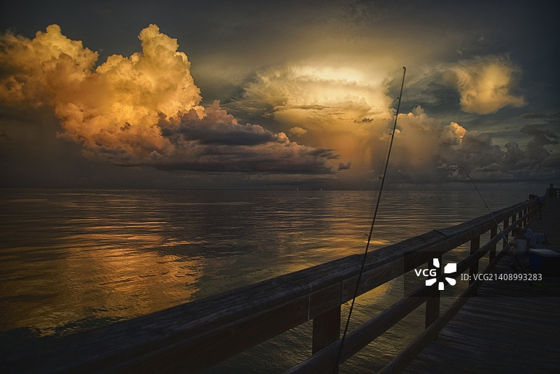 坐在海湾码头上图片素材