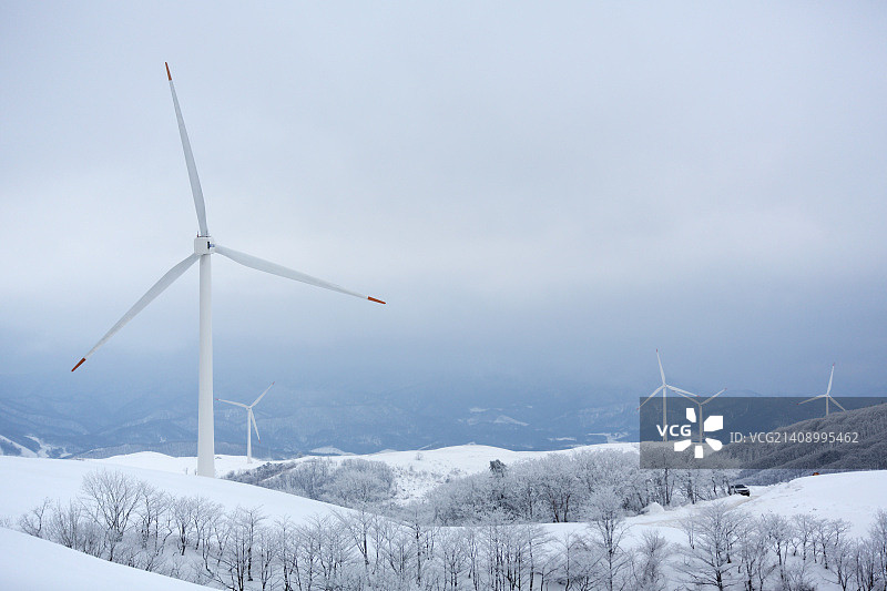 白色世界中的风车图片素材