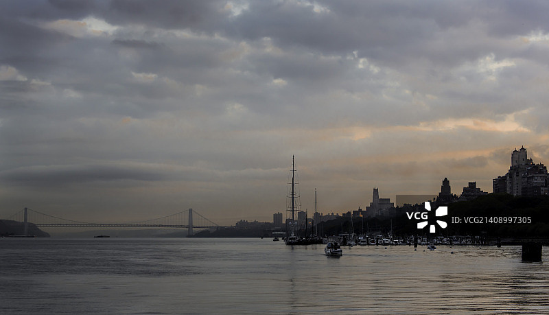 哈德逊河上的秋日日出图片素材