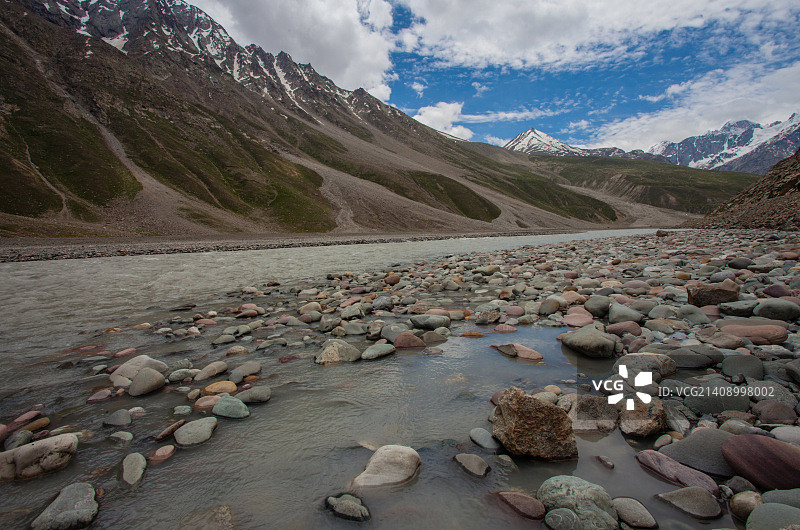 流经喜马偕尔邦拉豪尔山谷的查德拉河图片素材