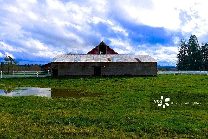 白色栅栏和暴风雨的天空图片素材