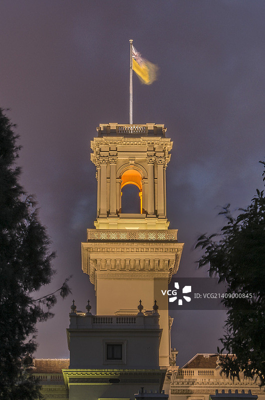 政府大楼上的旗帜飘扬图片素材