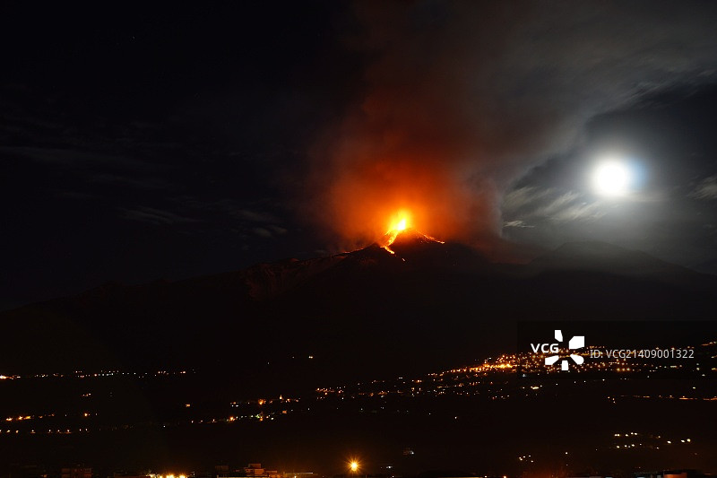 埃特纳火山喷发与月亮图片素材