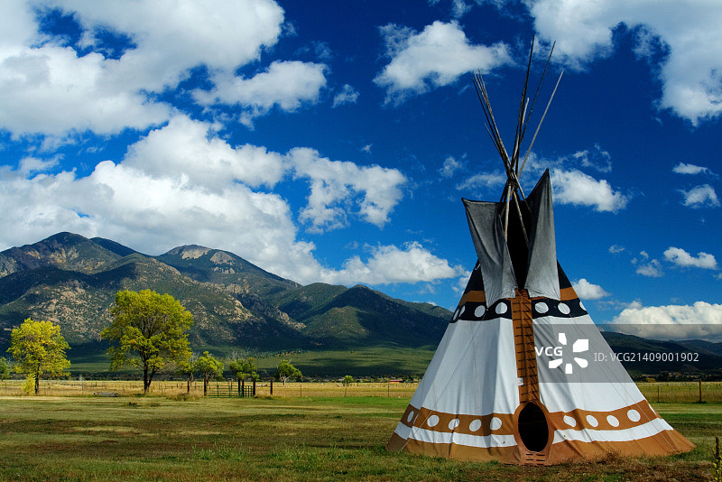 陶斯圆锥帐篷图片素材