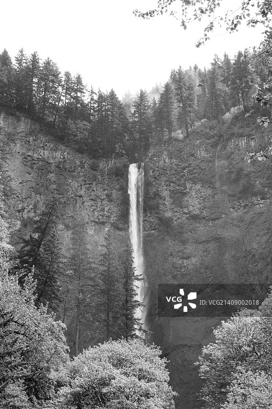 坚实瀑布图片素材