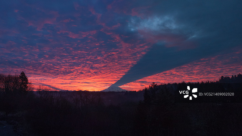 雷尼尔山的倒影图片素材