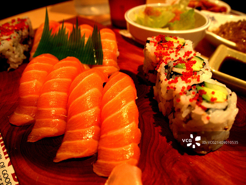 三文鱼寿司配加州卷图片素材
