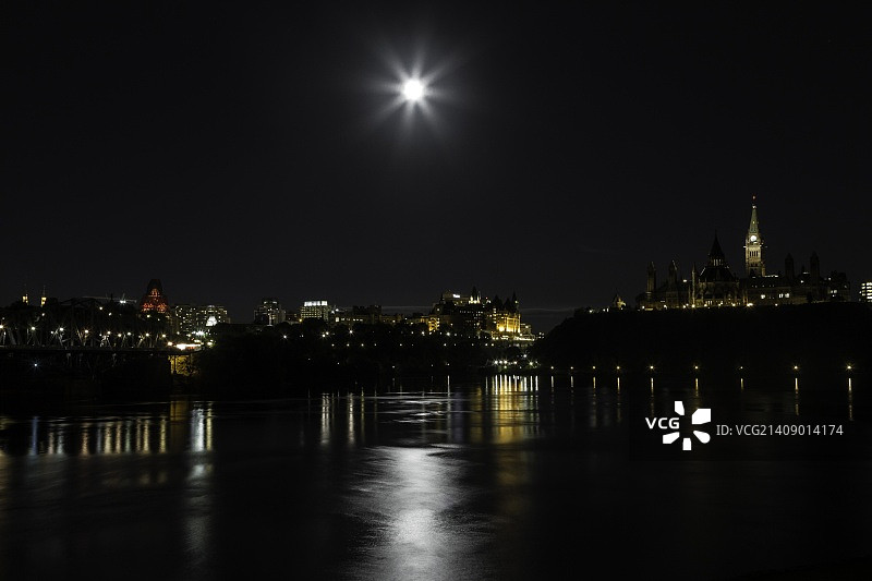 渥太华上空的满月图片素材