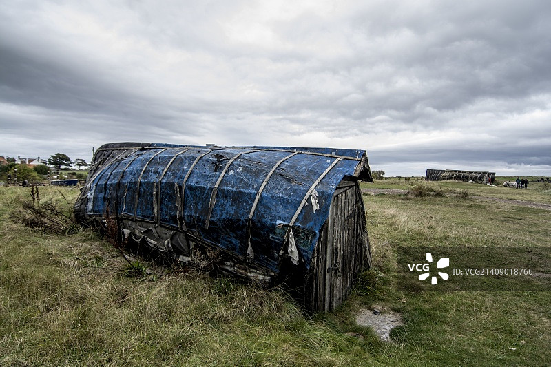 破旧的蓝色棚屋图片素材
