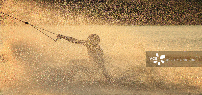 尾波滑水图片素材