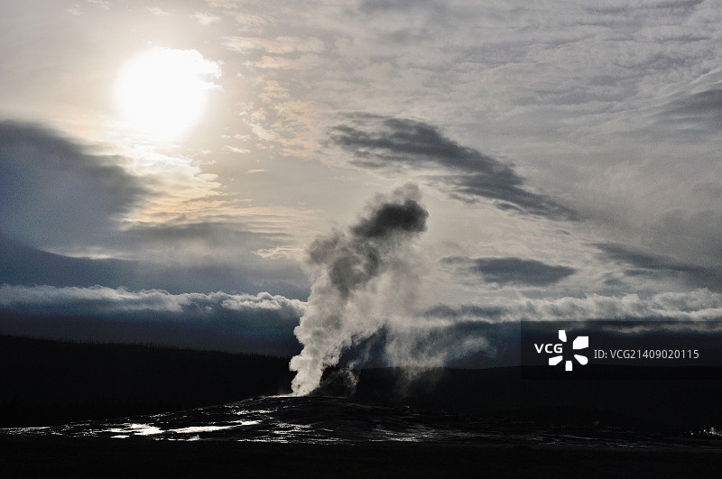 老忠实喷泉的夕阳剪影图片素材