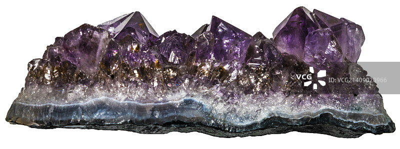 白色背景上的紫色粗糙紫水晶图片素材