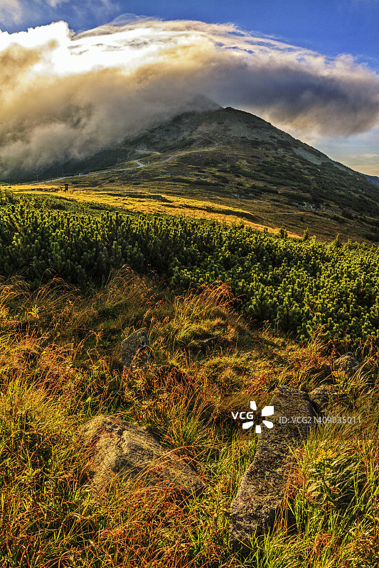 斯涅日卡山顶上的多云帽子图片素材