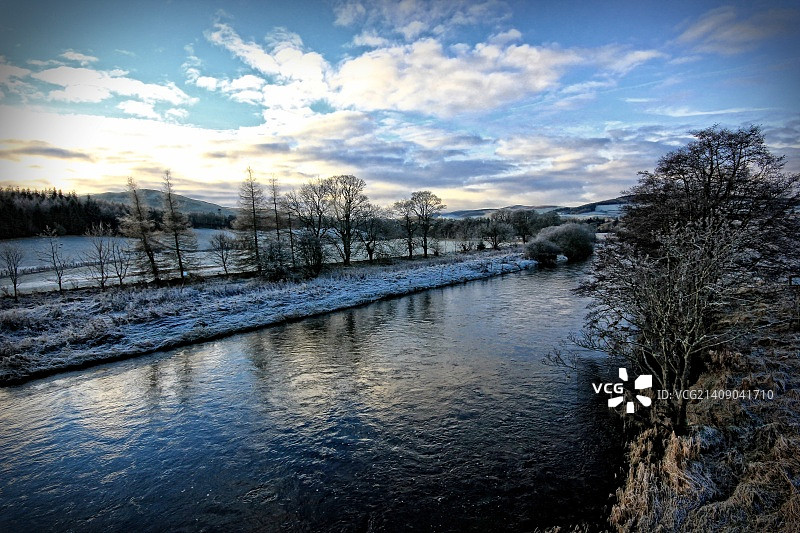 冬日清晨：苏格兰皮布尔斯郡特威德河庄园桥图片素材