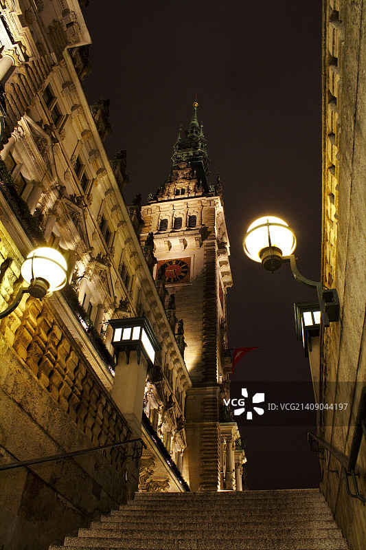 夜晚的汉堡市政厅塔楼图片素材
