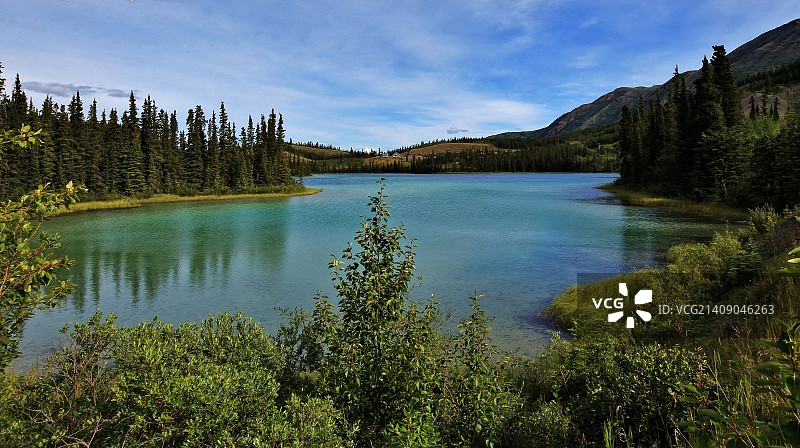 育空地区的翡翠湖图片素材