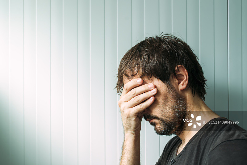 苦恼男人的侧面肖像图片素材