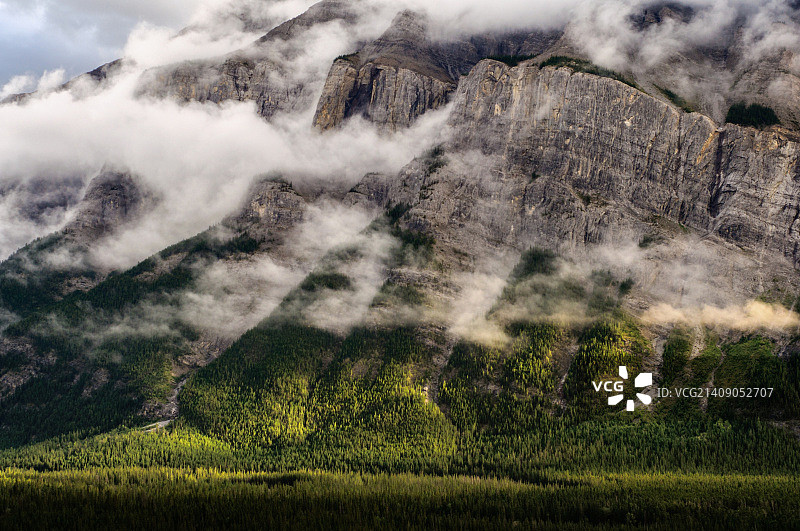 班夫上空翱翔的云朵图片素材