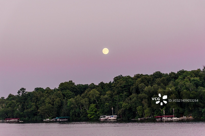 湖面上的满月图片素材