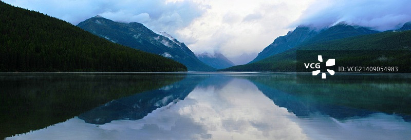 蒙大拿州冰川国家公园的鲍曼湖图片素材