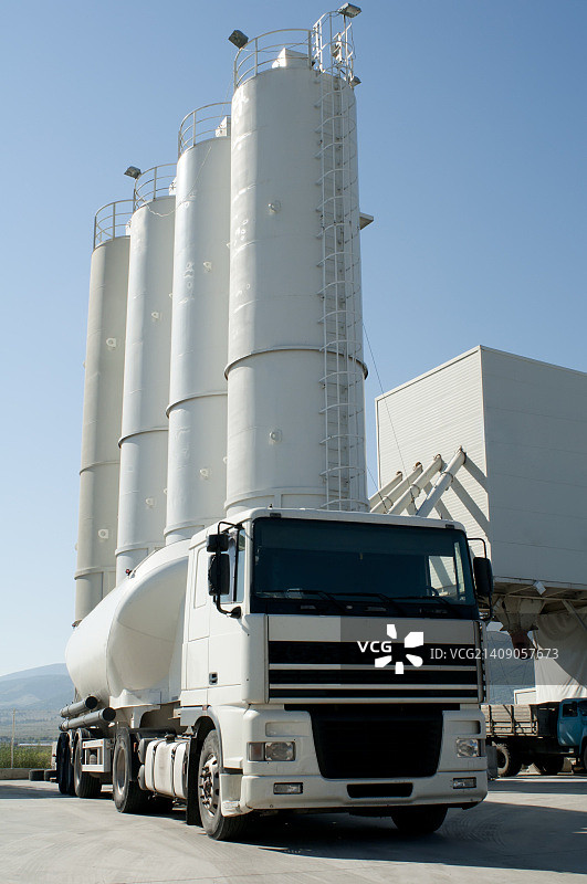 带有料仓和搅拌车的水泥厂图片素材