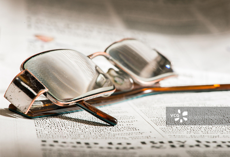 报纸上的眼镜图片素材