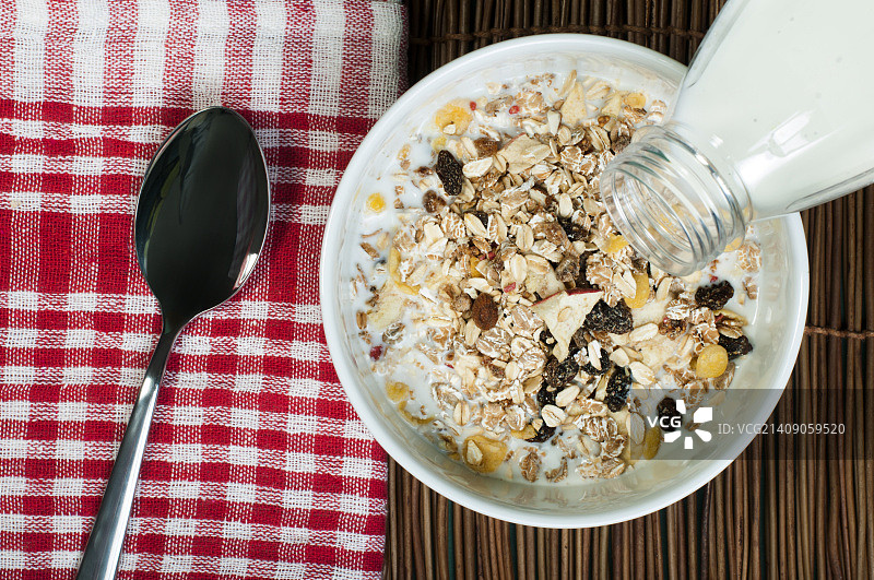 包装什锦麦片早餐、牛奶和勺子图片素材