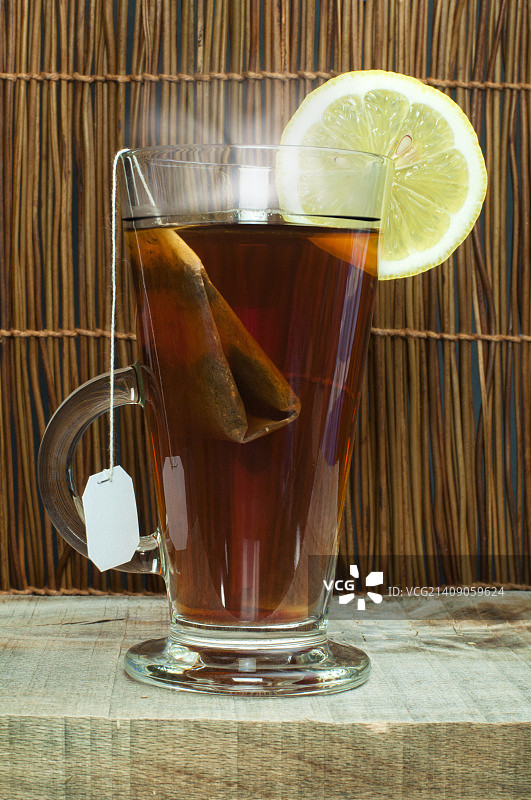 一杯带茶包的茶图片素材