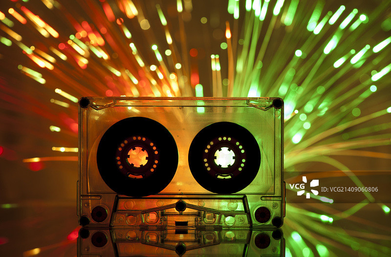 卡式磁带和彩色灯光图片素材