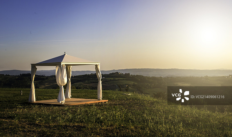 山中的白色凉亭图片素材