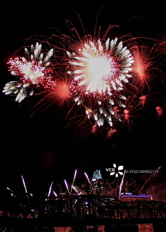 辛辛那提天际线上绽放的焰火图片素材