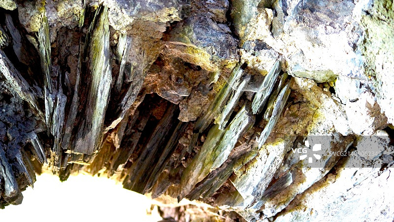 阳光下色彩斑斓的古老石头图片素材