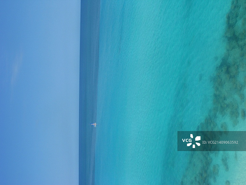 古巴巴拉德罗海滩的蓝色渐变图片素材