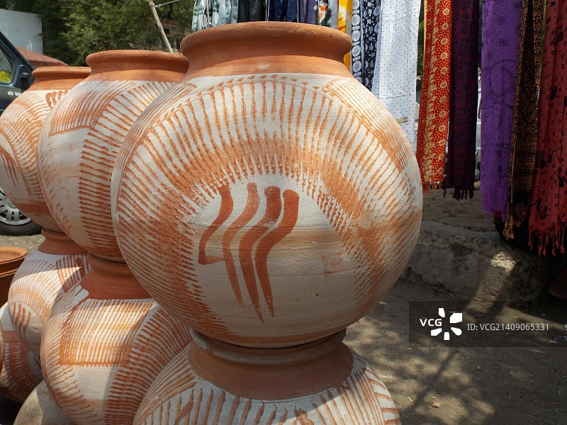 一个带有部落艺术设计的特殊水壶 - 中央邦图片素材