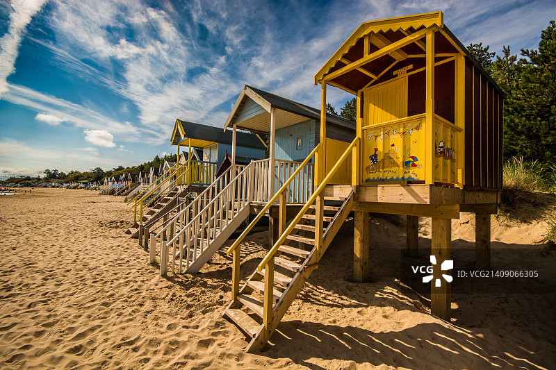 高跷上的海滩小屋图片素材