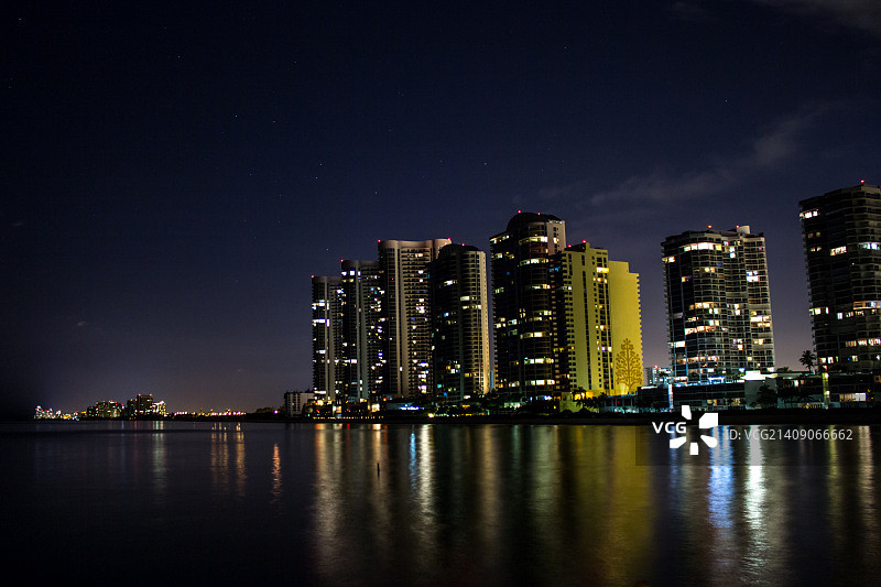 佛罗里达迈阿密海滩夜景：高楼大厦灯光在水中倒影图片素材