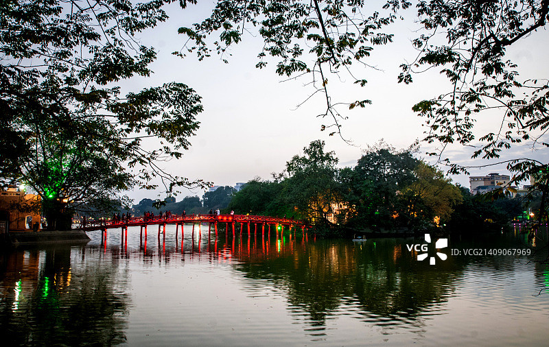 通往还剑湖玉山寺的迎晨曦桥图片素材