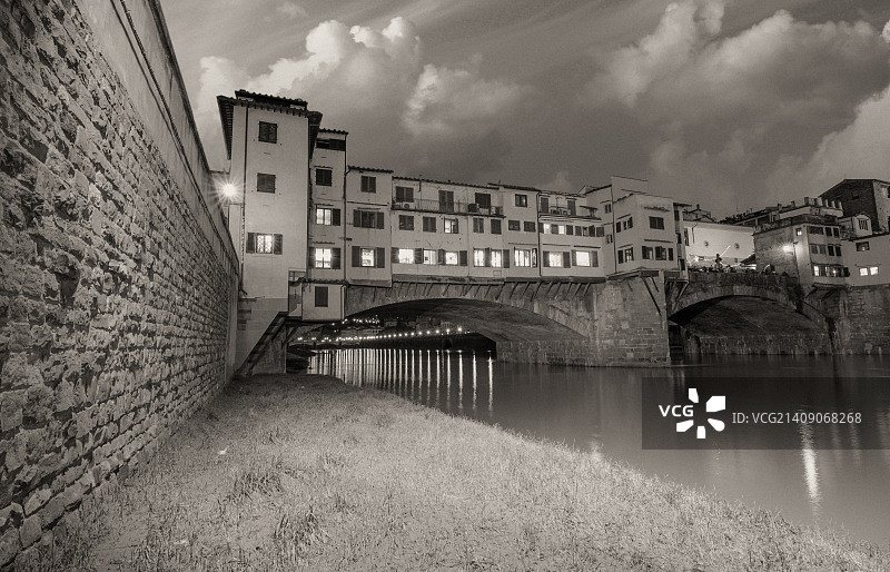 意大利佛罗伦萨阿诺河上的老桥，美丽的上景图片素材