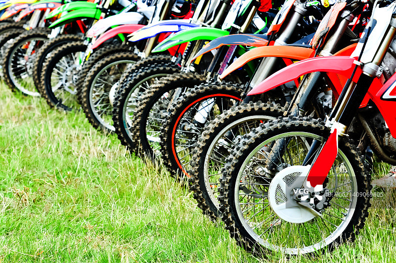 越野摩托车赛前排队图片素材